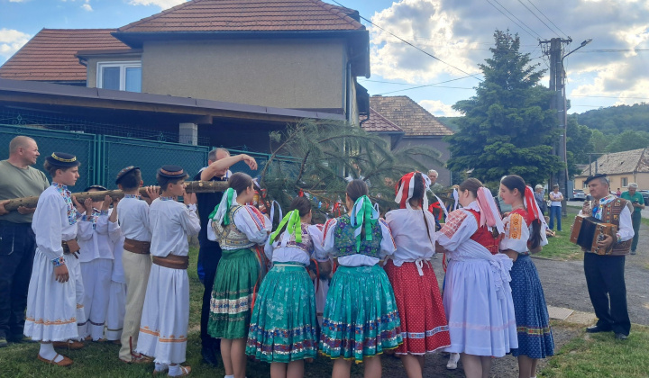 Tradičné stavanie mája
