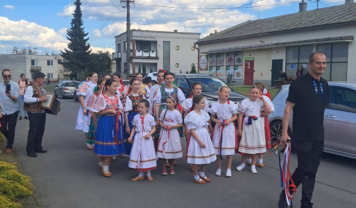 Tradičné stavanie mája 9.05.2026 pri Kultúrnom dome v Lehôtke